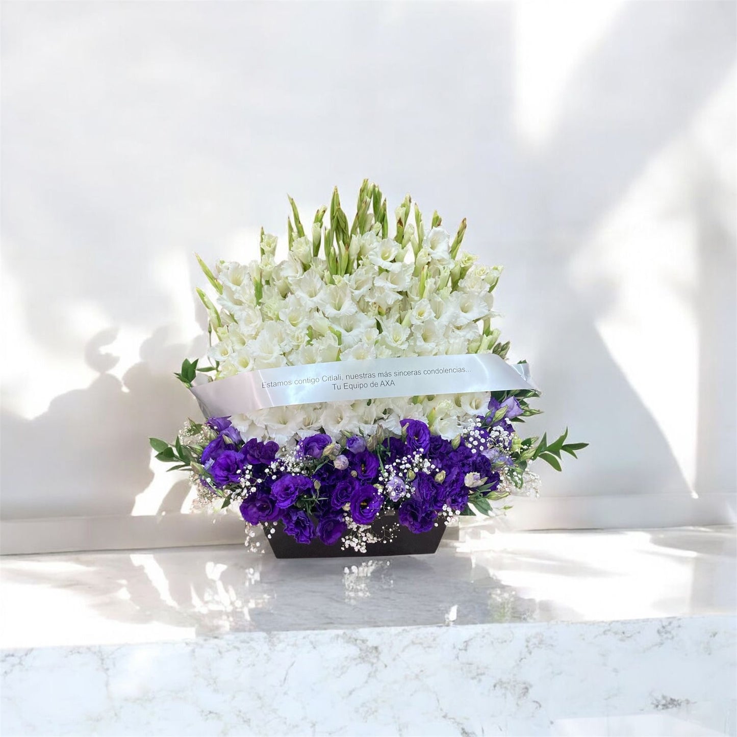 Arreglo fúnebre gladiolas con lisianthus