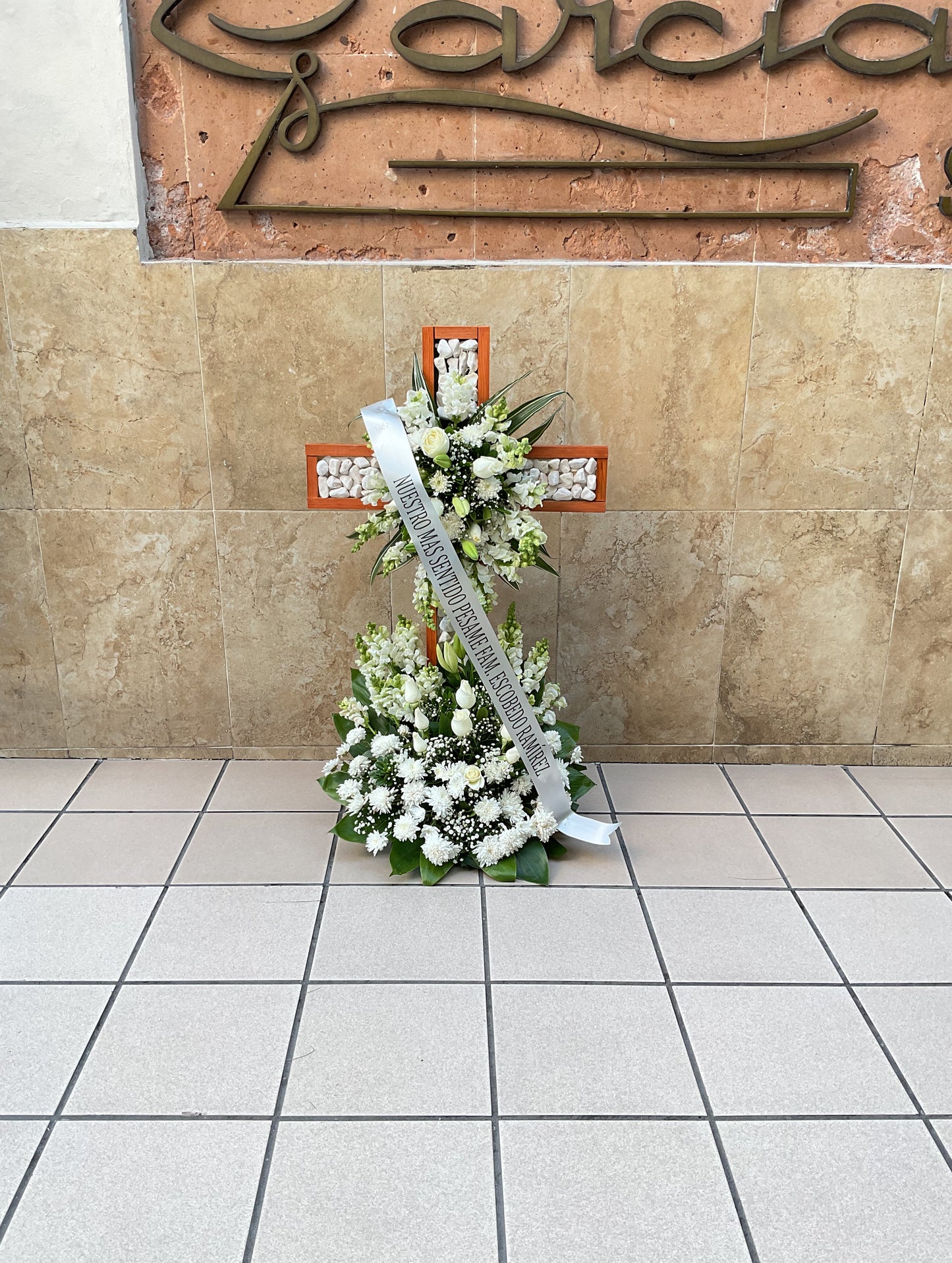 Cruz de Madera con Flores Blancas – Arreglo Fúnebre CDMX