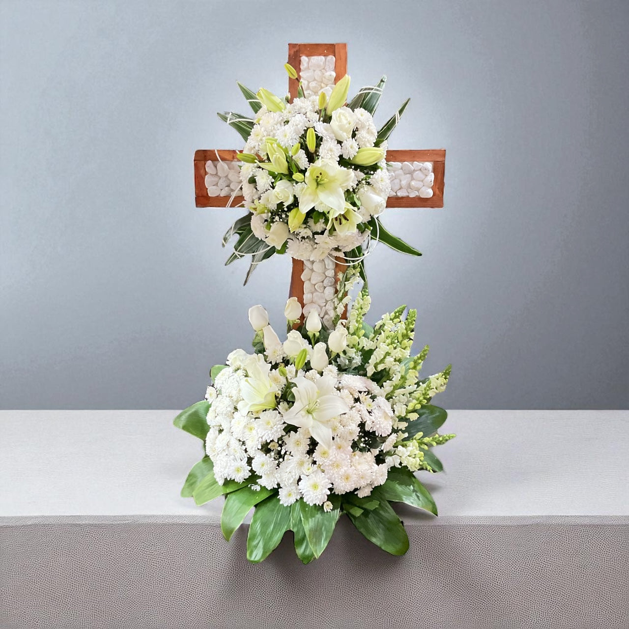 Cruz de Madera con Flores Blancas – Arreglo Fúnebre CDMX