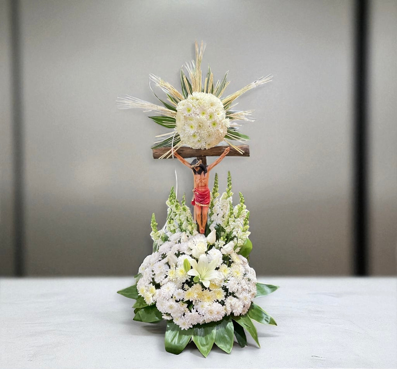 Crucifijo Floral con Jesús y Flores Blancas – Arreglo Fúnebre CDMX