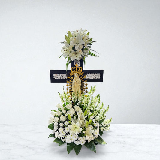 Cruz Negra con Virgen de Guadalupe y Flores Blancas – Arreglo Fúnebre CDMX
