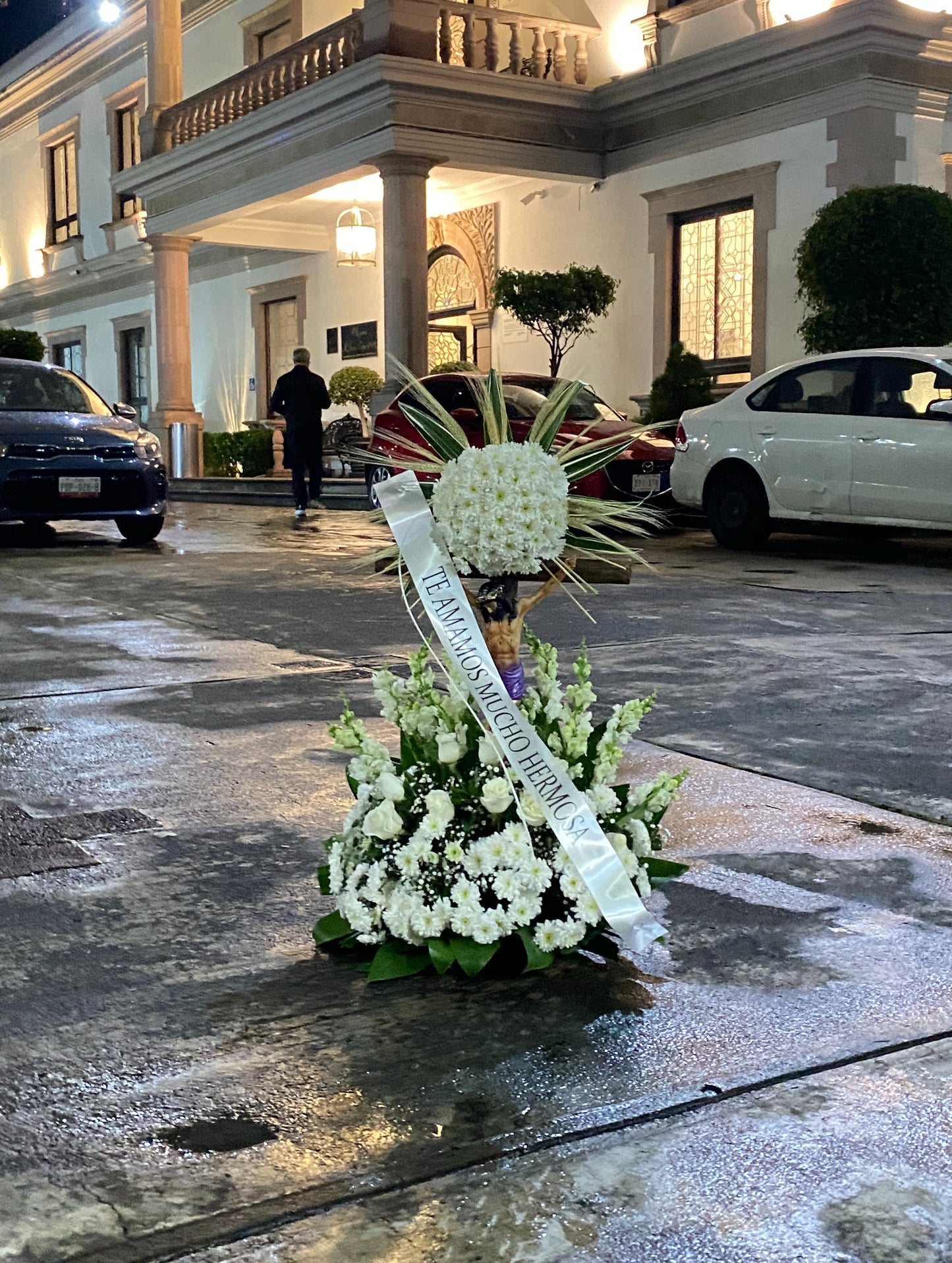 Crucifijo Floral con Jesús y Flores Blancas – Arreglo Fúnebre CDMX
