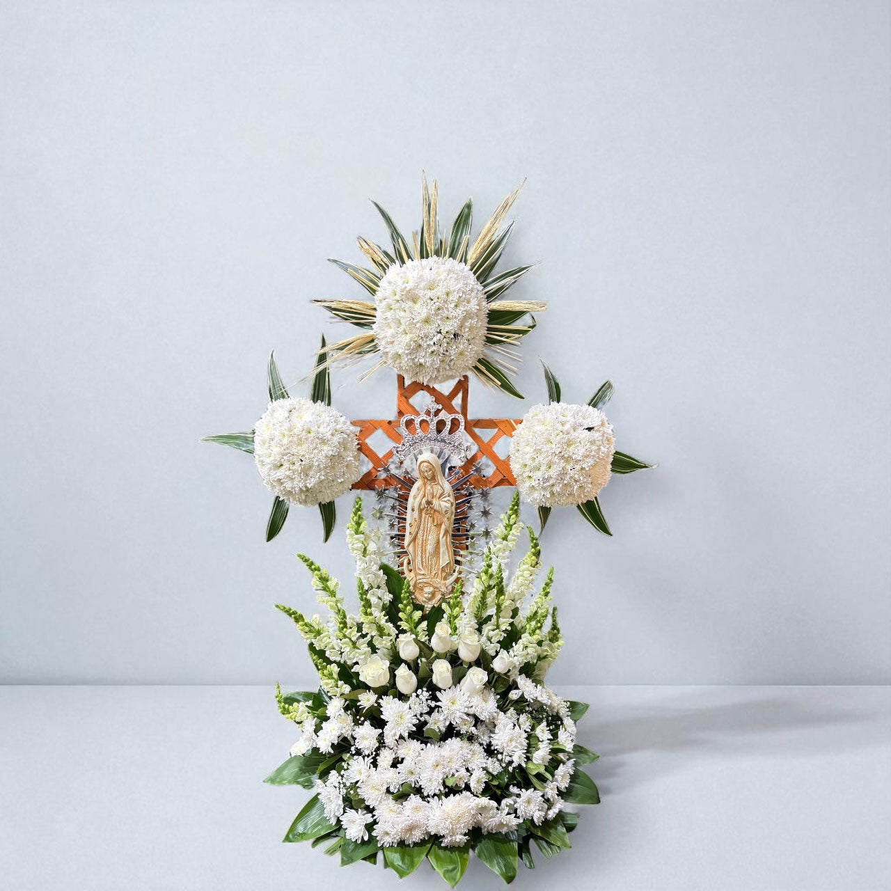 Cruz de Madera con Virgen de Guadalupe y Esferas de Flores Blancas – Arreglo Fúnebre CDMX