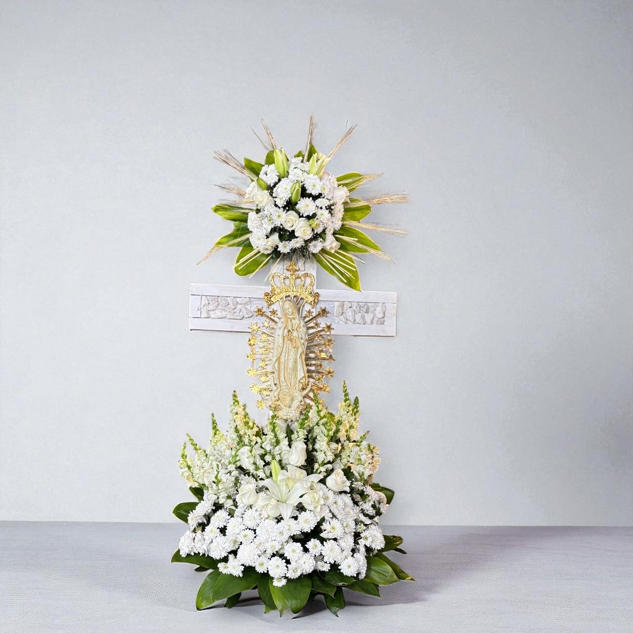 Cruz Floral con Virgen de Guadalupe y Flores Blancas – Arreglo Fúnebre CDMX