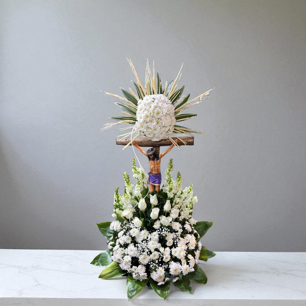 Crucifijo Floral con Jesús y Flores Blancas – Arreglo Fúnebre CDMX